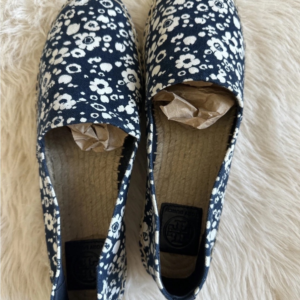Tory Burch Canvas Navy with white Floral print back logo Espadrilles size 10 - Picture 5 of 15